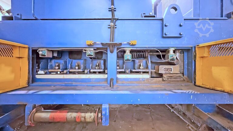 Baler 80 t with pecial press ram for pressing ‘difficult’ materials Avermann Maschinenfabrik GmbH & Co. KG AVOS 1410-45/80