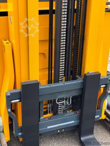 Reach truck Jungheinrich ETV 214 - Service Neu - nur 3.995  Std. - Batterie 80%