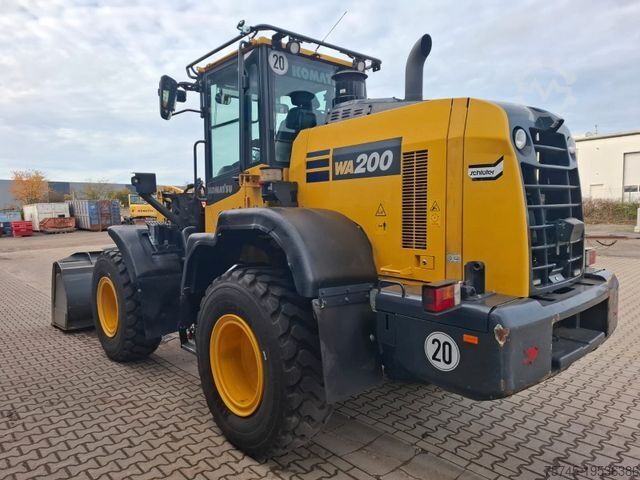 Radlader KOMATSU WA200 * WENIG BELASTET * TOP * NEUE REIFEN