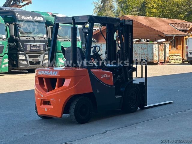 Front loader forklift DOOSAN D30 GP / 34kW / Seitenhub /4,71m Hub./ken