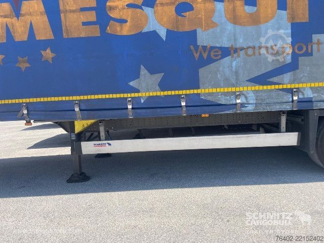 Auflieger mit Pritsche & Plane Schmitz Cargobull Semitrailer Curtainsider Mega