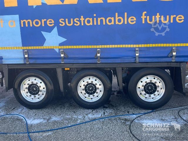 Auflieger mit Pritsche & Plane Schmitz Cargobull Semitrailer Curtainsider Mega