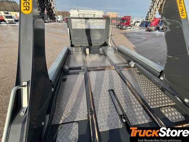 Skip truck  eActros 300 L