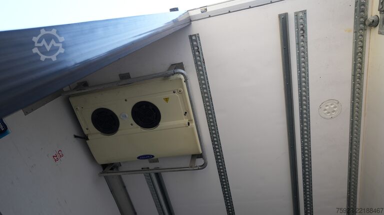 Refrigerated/frozen transport LAMBERET 3 Axle frigo trailer Carrier Vector 1950 Bi-Temp