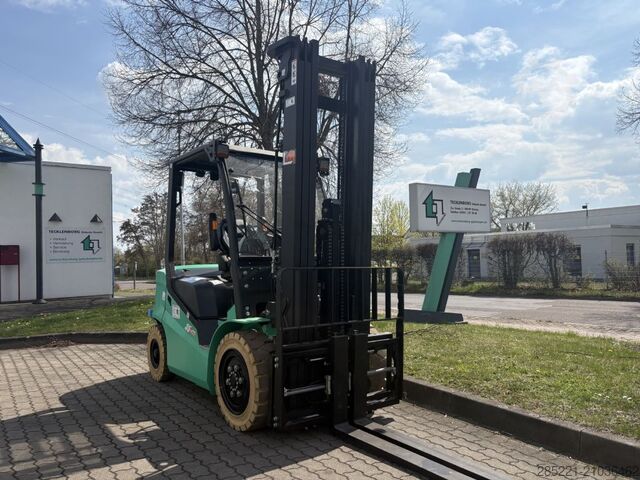Electric 4-wheel forklift LM ECB35QL - Lithium
