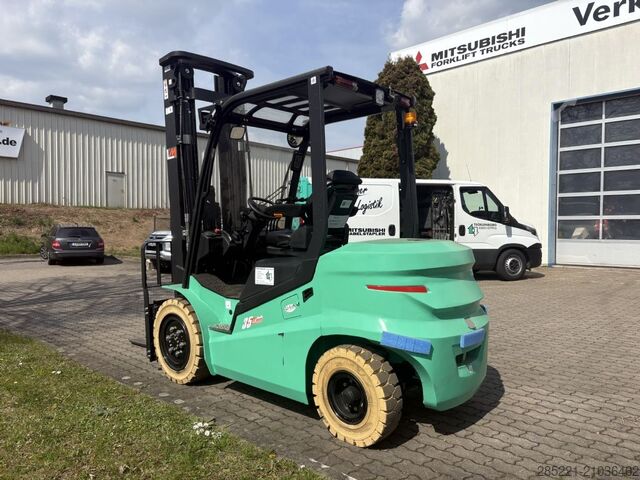 Electric 4-wheel forklift LM ECB35QL - Lithium