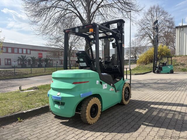 Electric 4-wheel forklift LM ECB35QL - Lithium