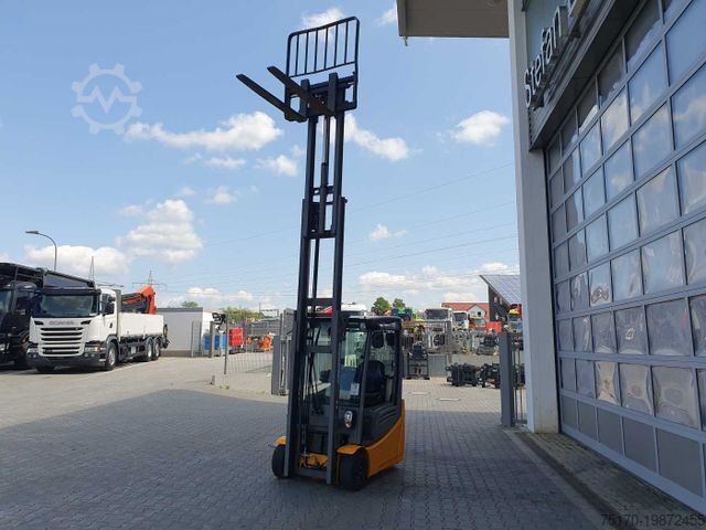 Frontstapler JUNGHEINRICH EFG 215 / Triplex: 4.25m! / SS / nur 3.488h!