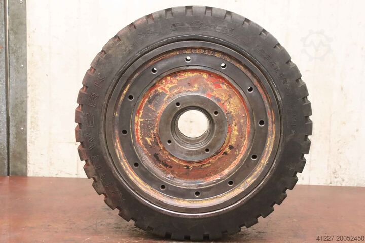 Solid rubber tires 2 pieces Vorwerk 21x7x15" MH