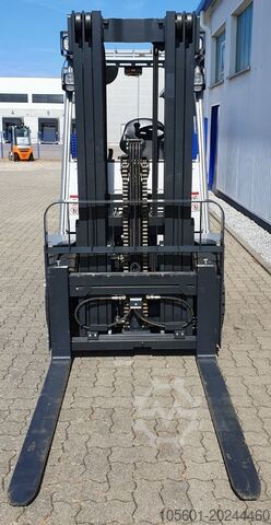Electric 4-wheel forklift Still RCE 30