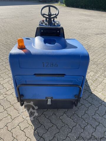 Sweepers and vacuum cleaning machine Nilfisk Floortec R 670 B