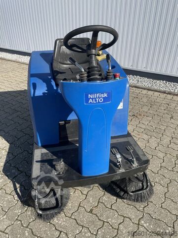 Sweepers and vacuum cleaning machine Nilfisk Floortec R 670 B