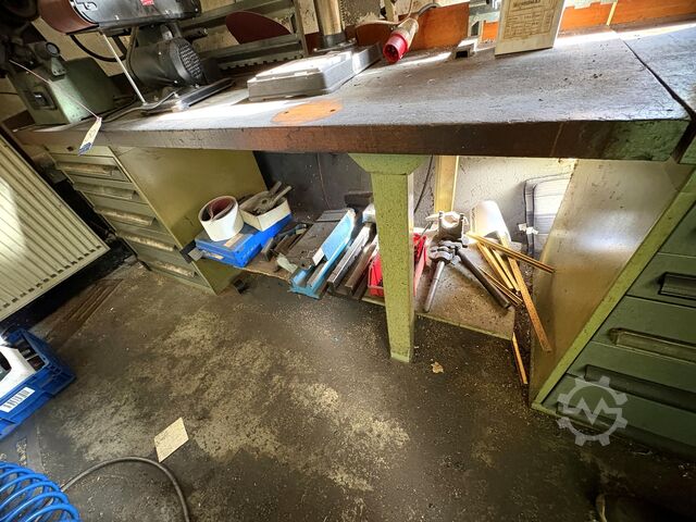 Workbench with contents STRACK nan