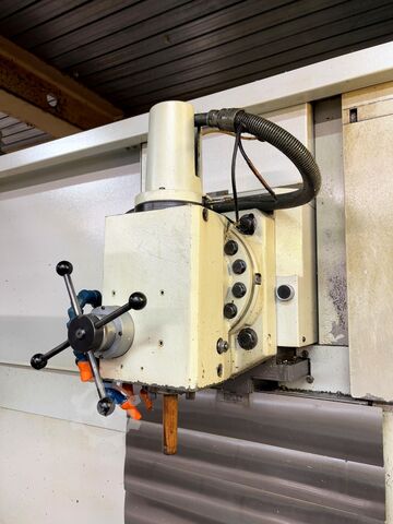 Universal-Bearbeitungszentrum MIKRON UME 900