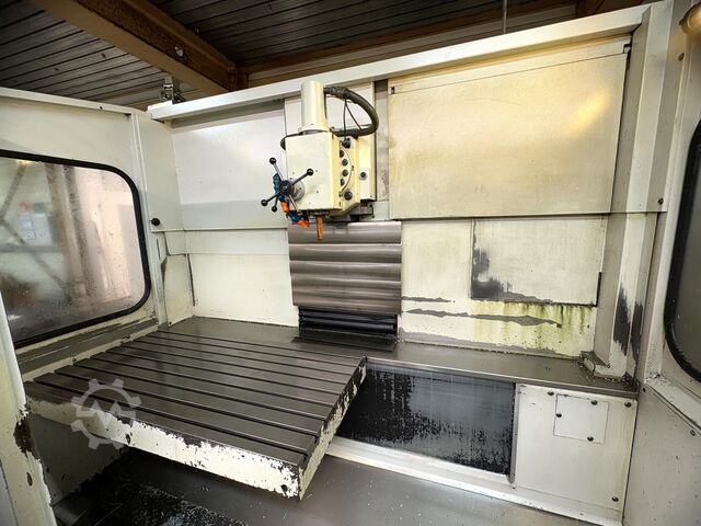 Universal-Bearbeitungszentrum MIKRON UME 900