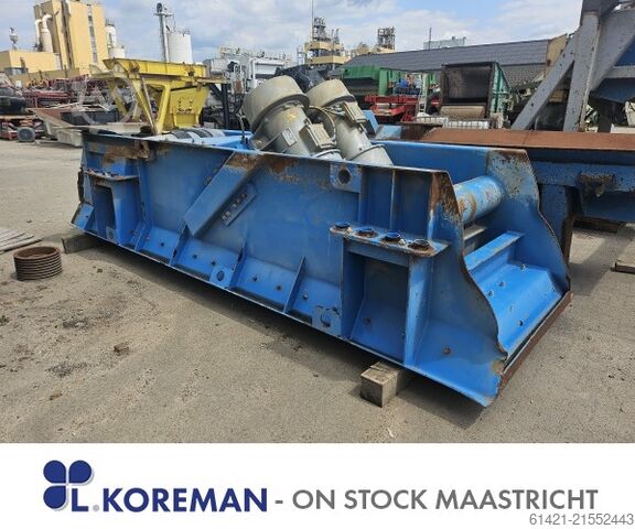 Sandvik Trichter mit Vibrationsrinne und Grizzly Sandvik Hopper with Vibrating Chute and Grizzly