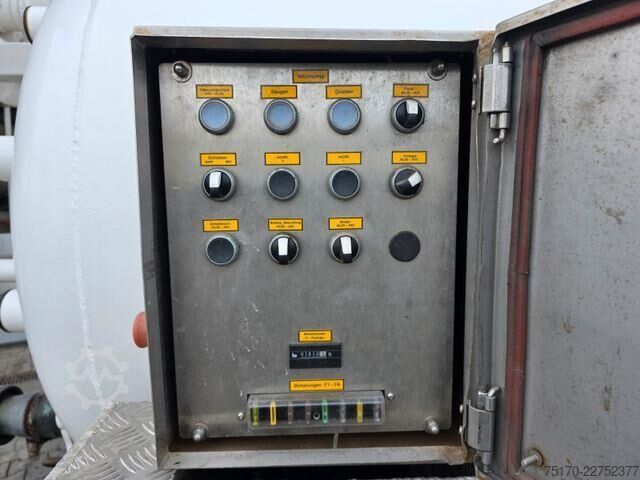 Suction vehicle Aebi Schmidt MT 750 Reinex 3m³ AHK