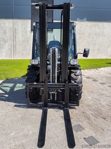 All-terrain forklift Manitou MC 30-4
