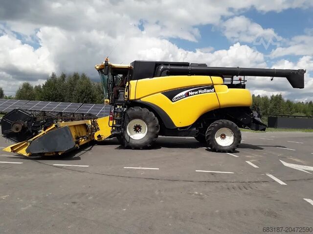 Grain combine harvester with 8.5 m header New Holland CR980