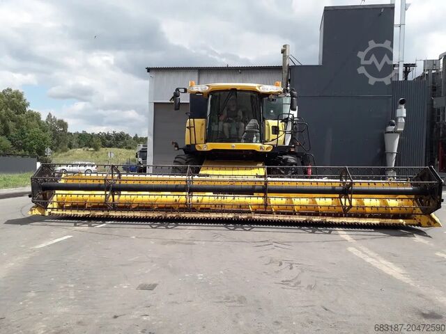 Grain combine harvester with 8.5 m header New Holland CR980