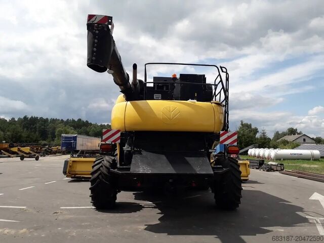 Grain combine harvester with 8.5 m header New Holland CR980