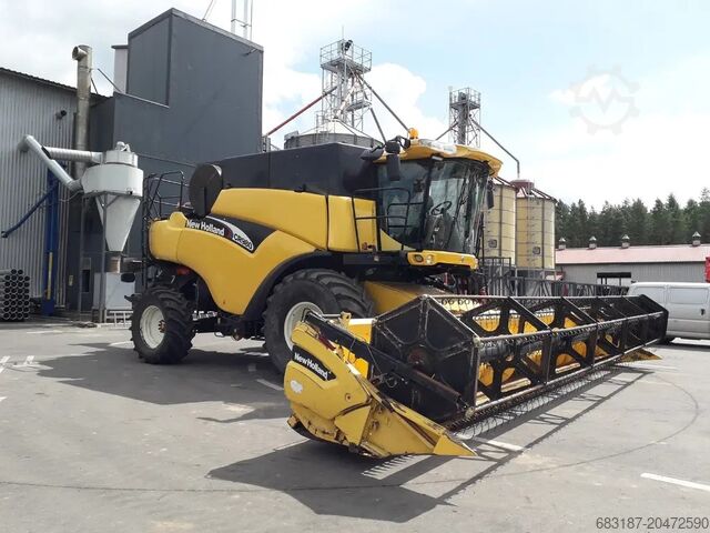 Grain combine harvester with 8.5 m header New Holland CR980