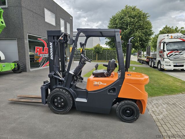 Four-wheel forklift DOOSAN DAEWOO d30g