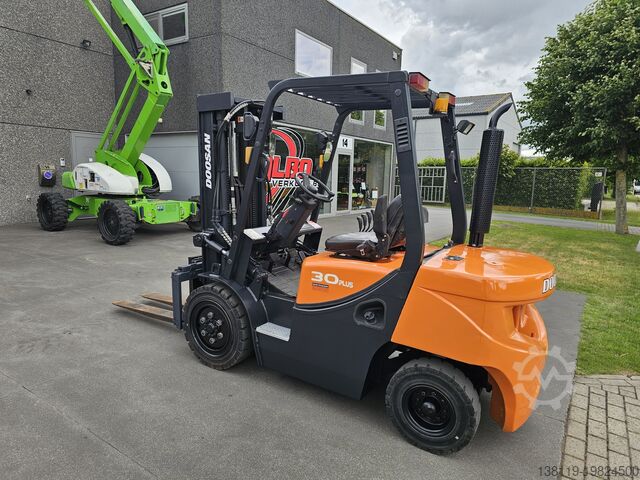 Four-wheel forklift DOOSAN DAEWOO d30g