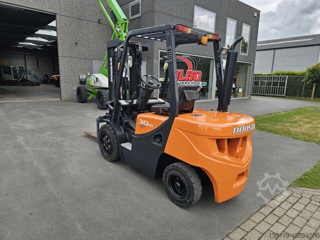 Four-wheel forklift DOOSAN DAEWOO d30g