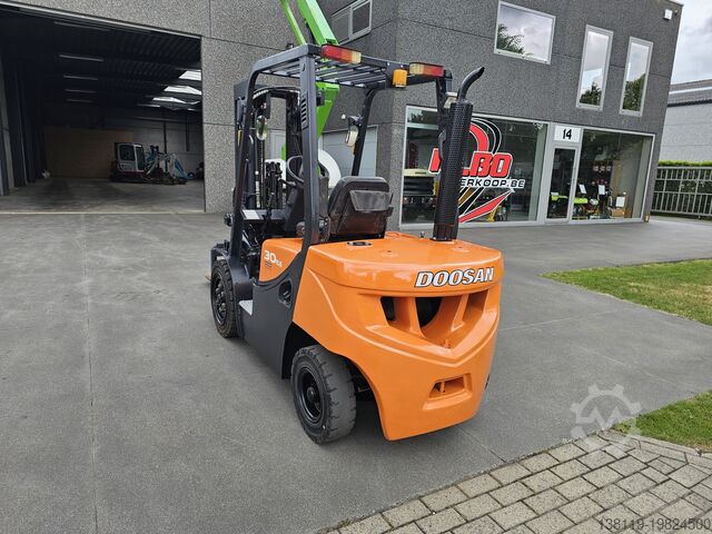 Four-wheel forklift DOOSAN DAEWOO d30g