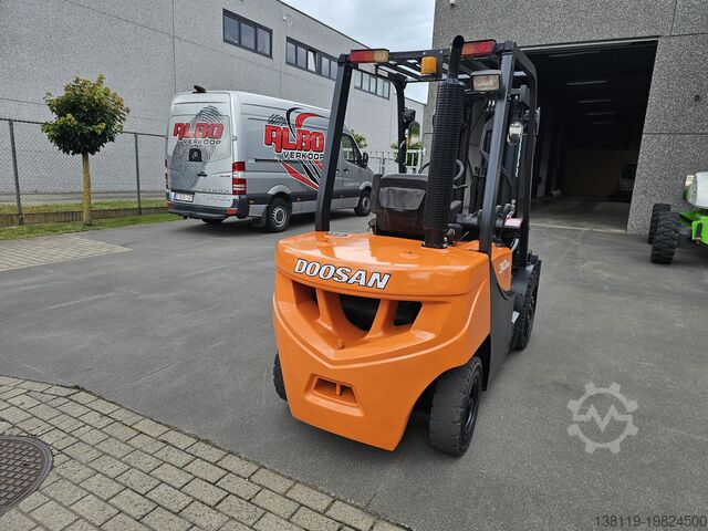 Four-wheel forklift DOOSAN DAEWOO d30g