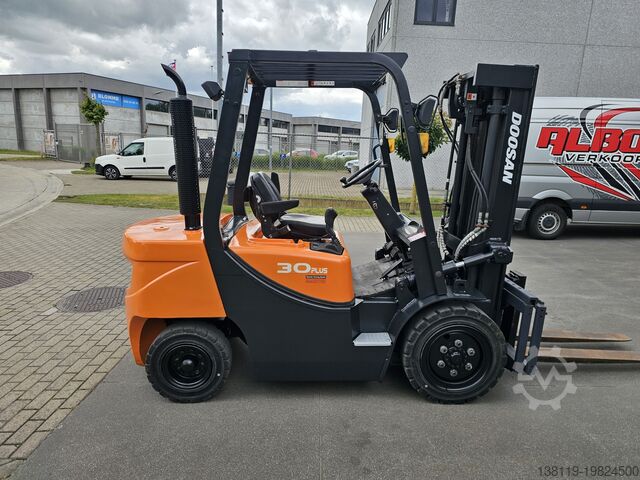 Four-wheel forklift DOOSAN DAEWOO d30g