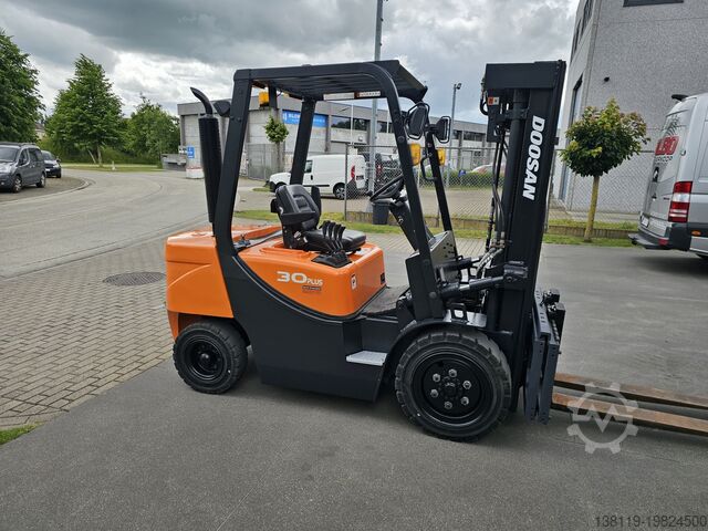 Four-wheel forklift DOOSAN DAEWOO d30g