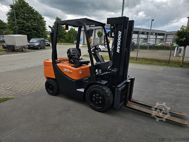 Four-wheel forklift DOOSAN DAEWOO d30g