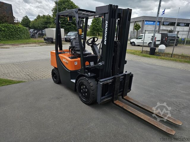 Four-wheel forklift DOOSAN DAEWOO d30g