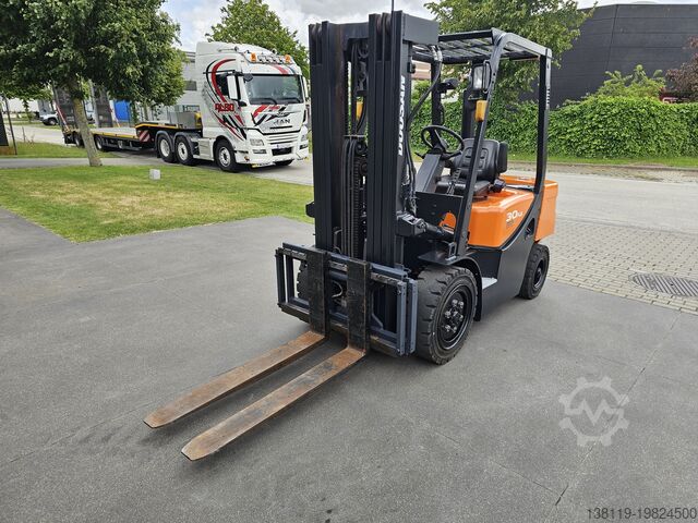 Four-wheel forklift DOOSAN DAEWOO d30g