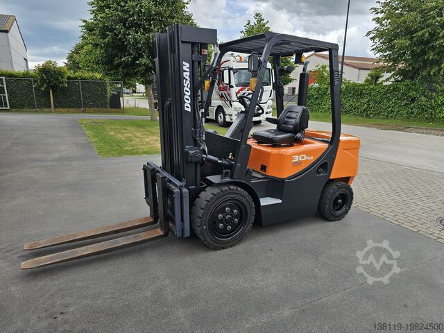 Four-wheel forklift DOOSAN DAEWOO d30g