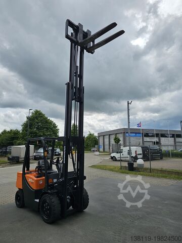 Four-wheel forklift DOOSAN DAEWOO d30g