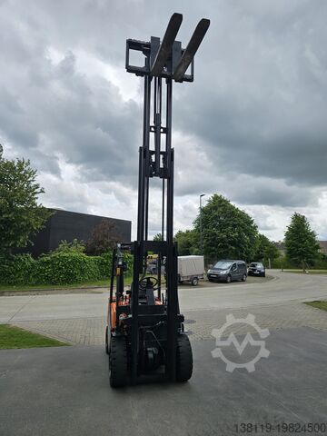 Four-wheel forklift DOOSAN DAEWOO d30g