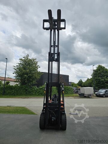 Four-wheel forklift DOOSAN DAEWOO d30g