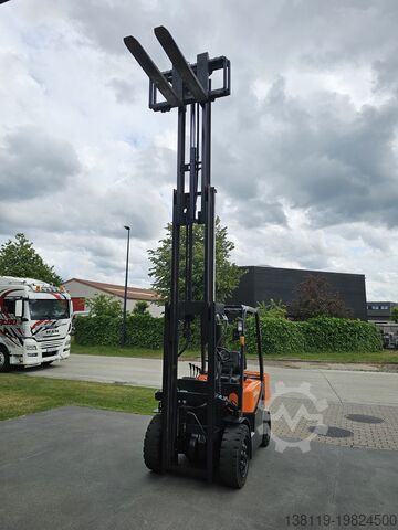 Four-wheel forklift DOOSAN DAEWOO d30g