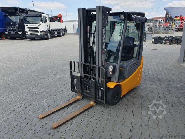 Frontstapler JUNGHEINRICH EFG 215 / Triplex: 4.25m! / nur 3.439h! / 2022