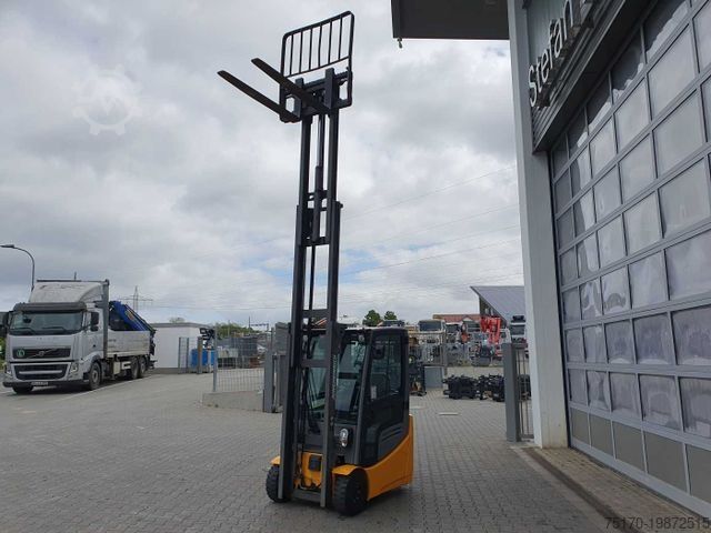 Frontstapler JUNGHEINRICH EFG 215 / Triplex: 4.25m! / SS / 4.297h!