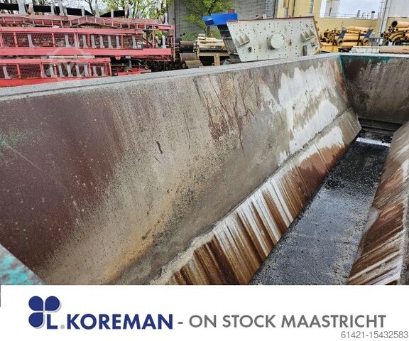 Hazemag hopper with discharge conveyor  