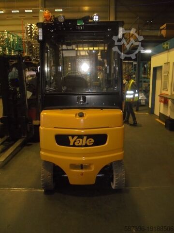 Electric 4-wheel forklift Yale ERP30VL