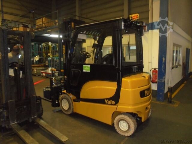 Electric 4-wheel forklift Yale ERP30VL