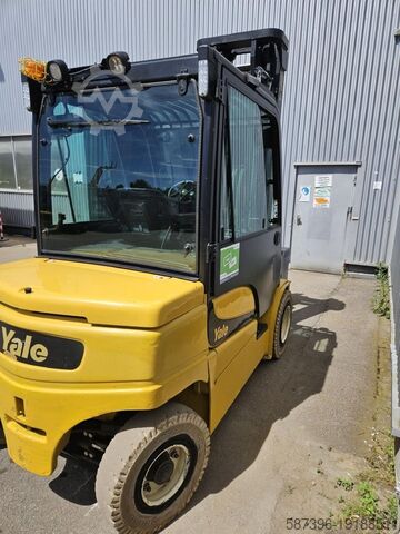 Electric 4-wheel forklift Yale ERP50VM