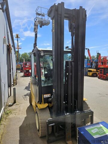 Electric 4-wheel forklift Yale ERP50VM