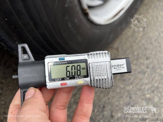 Auflieger mit Pritsche & Plane Schmitz Cargobull Semitrailer Curtainsider Mega