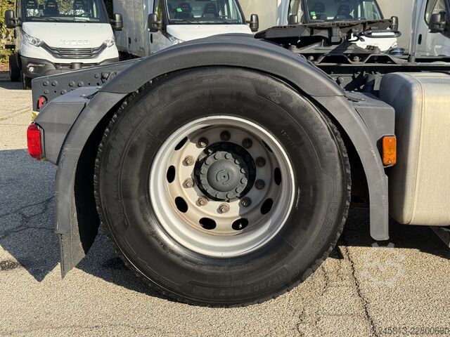 Standard tractor unit Iveco Sway 490